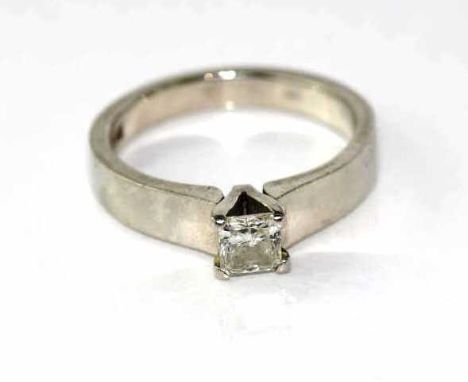 Platinum and princess cut diamond solitaire ring weight: approx 5.75 grams, size: J-K/5