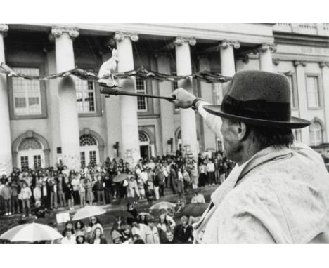 Schwerdtle, DieterKassel, 1952 - 200921 x 30,5 cm, R.Joseph Beuys mit dem Friedenshasen, um 1982. Silbergelatineabzug auf Fot
