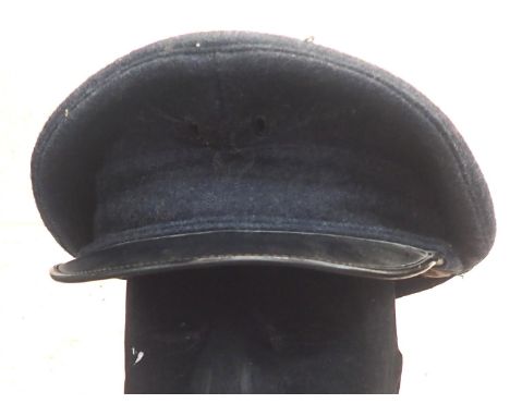 1940/50s R.A.F. NCOs peaked cap, lacking badge. P&amp;P Group 2 (£18+VAT for the first lot and £3+VAT for subsequent lots) 