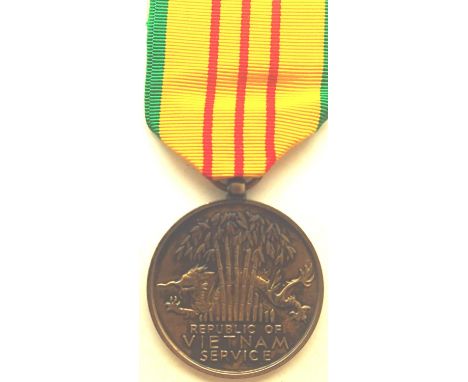 US Vietnam War service medal, unissued in original box. P&amp;P Group 1 (£14+VAT for the first lot and £1+VAT for subsequent 