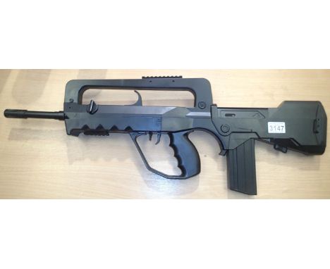 Replica BB FAMAS gun. P&amp;P Group 3 (£25+VAT for the first lot and £5+VAT for subsequent lots)