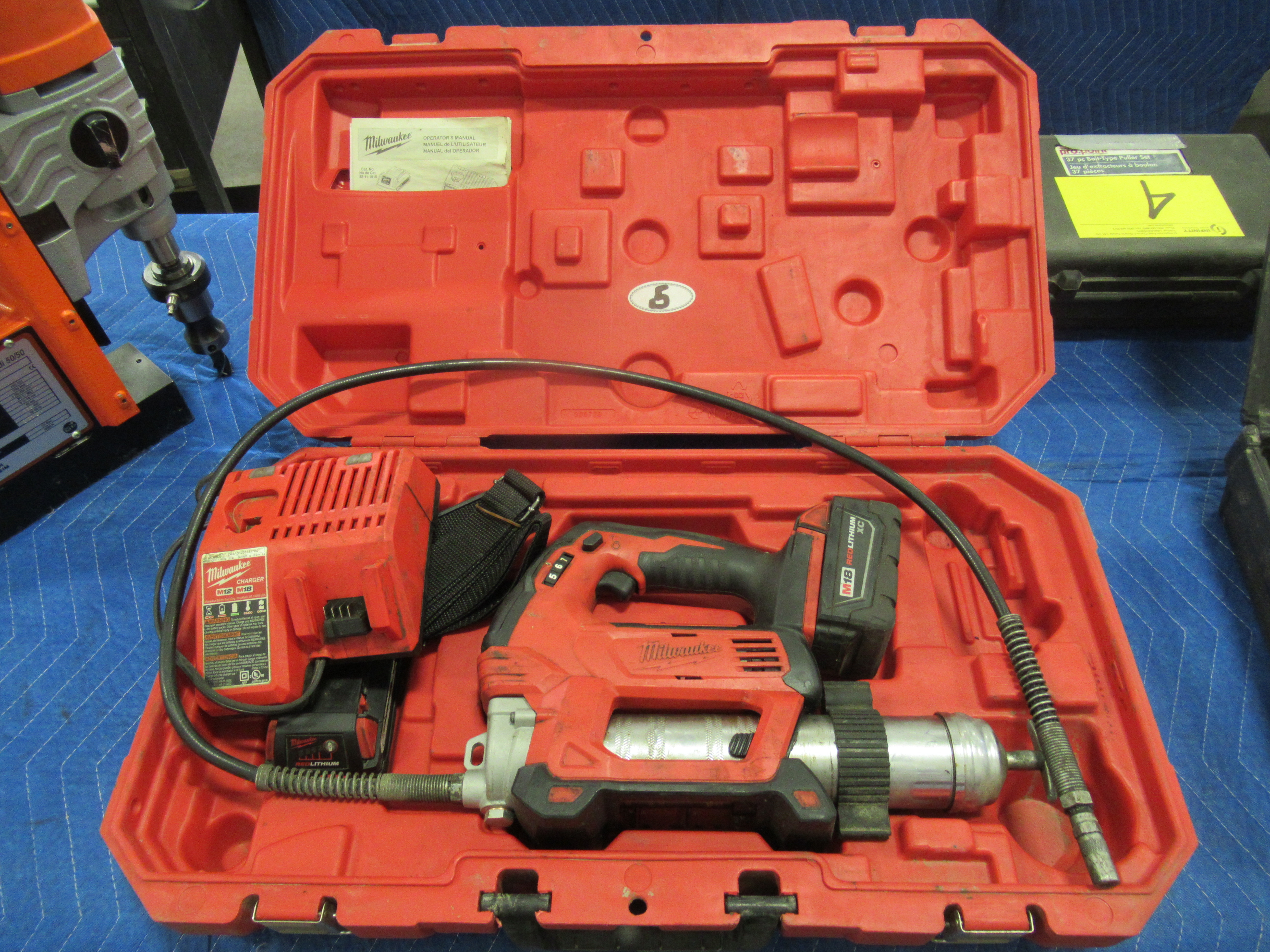 MILWAUKEE 264620 18V BATTERY POWERED GREASE GUN S/N E98AD13271568