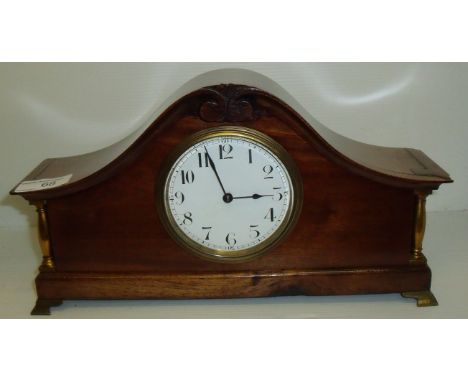 Edwardian mahogany mantel clock with brass pillars based on bracket feet with white enamel dial, Arabic numerals the brass le