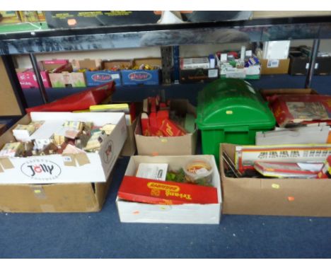 A LARGE QUANTITY OF BOXED AND UNBOXED OO GAUGE MODEL RAILWAY TRACK AND ACCESSORIES, to include Tri-ang large station set (R.4