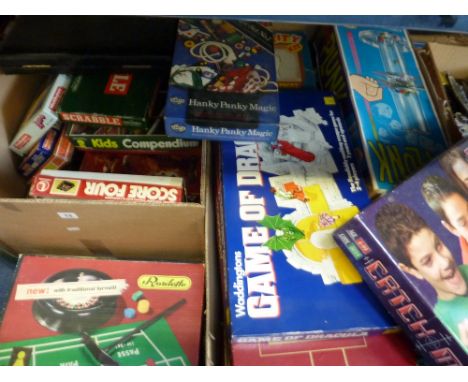 A QUANTITY OF ASSORTED BOXED GAMES AND PUZZLES, to include Waddington's 'Game of Dracula', Roulette, Backgammon, Airfix magic