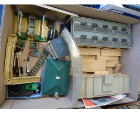 A QUANTITY OF UNBOXED AND ASSORTED HORNBY DUBLO AND OTHER ACCESSORIES, to include plastic engine shed and station etc