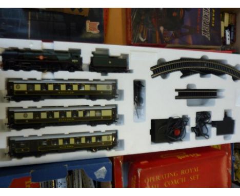 A BOXED HORNBY RAILWAYS OO GAUGE 'VENICE SIMPLON ORIENT EXPRESS BRITISH PULLMAN' SET, No. R1087, comprising Merchant Navy cla