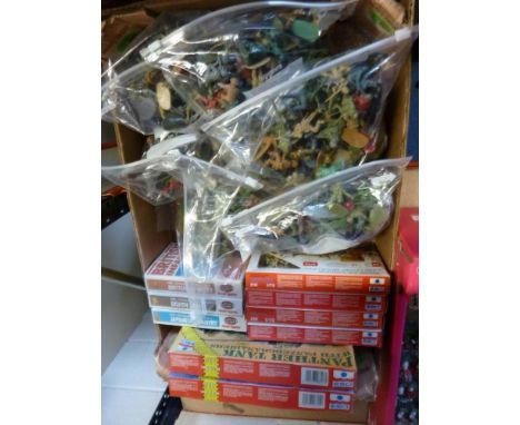 A QUANTITY OF BOXED AND UNBOXED PLASTIC SOLDIER FIGURES, mixture of 1:43 and 1:72 scale, Airfix, Esci, Hong Kong etc, with tw