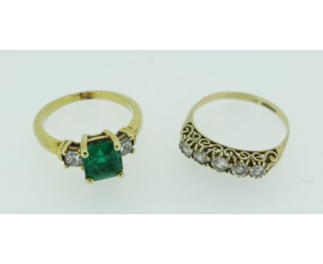 YELLOW METAL EMERALD &amp; DIAMOND LADIES RING, the central emerald measuring 0.7cms x 0.7cms, together with five stone 9ct g