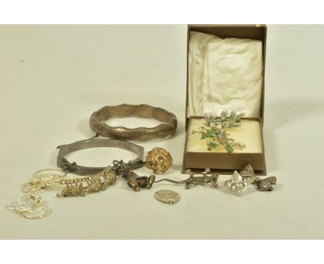 A SELECTION OF SILVER AND WHITE METAL JEWELLERY, to include three marcasite brooches, two engraved hinged bangles, a clown pe