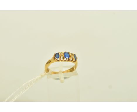 A YELLOW METAL GARNET TOPPED DOUBLET AND DIAMOND RING, designed as a garnet topped doublet three stone ring, with four diamon
