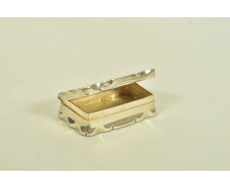 AN EDWARDIAN HILLARD &amp; THOMPSON SILVER SNUFF BOX, of rectangular outline scalloped border, maker's mark H&amp;T, dimensio