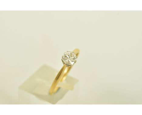 AN EARLY 20TH CENTURY YELLOW METAL DIAMOND SINGLE STONE RING, set with an early brilliant cut diamond, claw set, to the taper