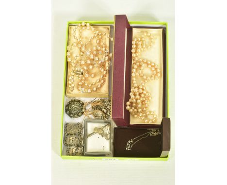 A COLLECTION OF WHITE METAL AND COSTUME JEWELLERY, to include an early 20th century novelty bar brooch depicting a dogs head,