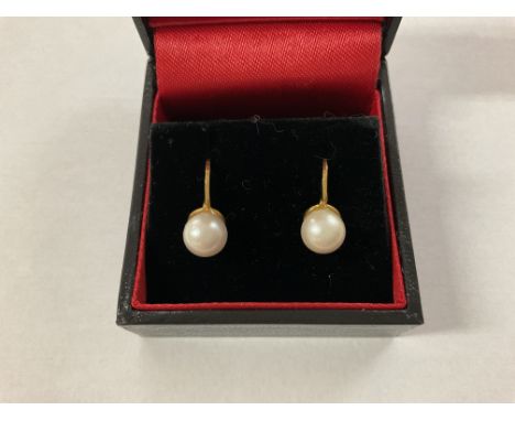 H.M 9ct lovely cult pearl earrings