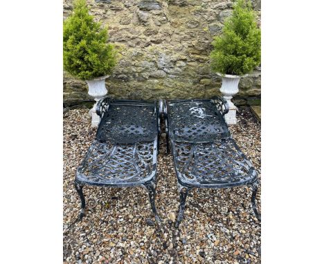 A pair of painted metal garden lounge chairs, a garden bench 96 cm wide, and a garden table (4)
