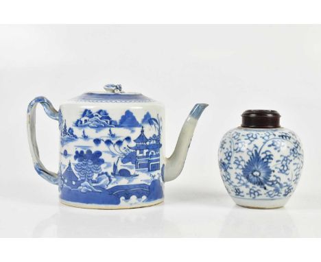 A circa 1800 Chinese blue and white export ware teapot, decorated with the Willow pattern scene, and a Chinese blue and white