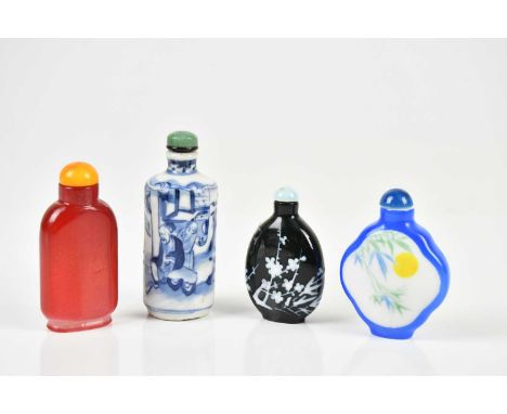 A Chinese blue and white porcelain snuff bottle, decorated with figures, bearing four character mark to the underside, height