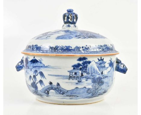 A Chinese blue and white export ware circular tureen and cover with crown finial, circa 1800, height 22cm, width 27cm.Conditi