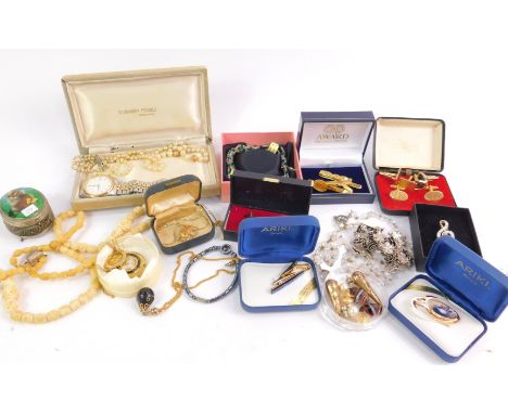 Costume jewellery,  including a coin bracelet, jade style pendant, wristwatch, money clips, faux pearl necklace, and a trinke