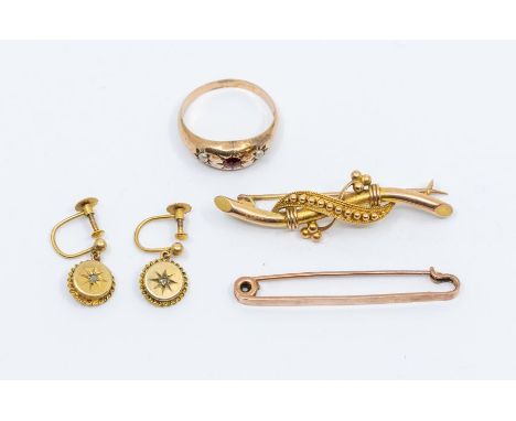 A collection of gold jewellery to include a Victorian 9ct gold bar brooch with bead decoration, along with a 9ct rose gold ba