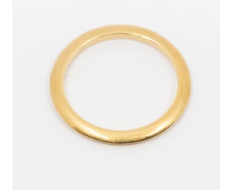 An 18ct wedding ring, V shaped, width approx 1.4mm, size 1.8gms