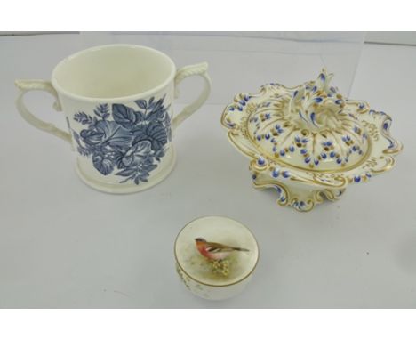 A CHAMBERLAINS WORCESTER LATE 19TH CENTURY POT POURRI having pierced cover, blue painted and gilded, the bowl with floral spr