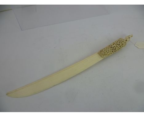 A LATE 19TH CENTURY CHINESE IVORY PAGE TURNER having pierced and carved handle with figurative finial, scimitar blade, overal