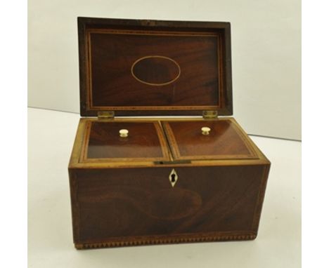 AN EARLY 19TH CENTURY MAHOGANY RECTANGULAR TEA CADDY, having crossbanded and strung top and twin internal lidded compartments