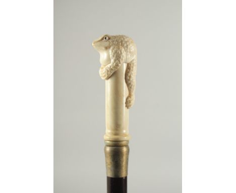 A CARVED BONE HANDLE WALKING STICK "TOAD". 2ft 11ins long.
