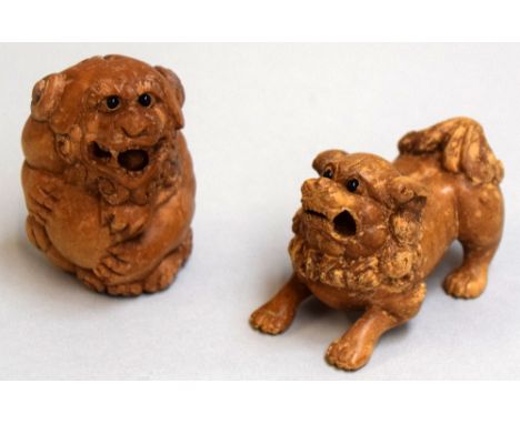 Two hand carved Japanese Netsuke Foo dogs with glass eyes, character marks to bases, 4cmH and 3cmH