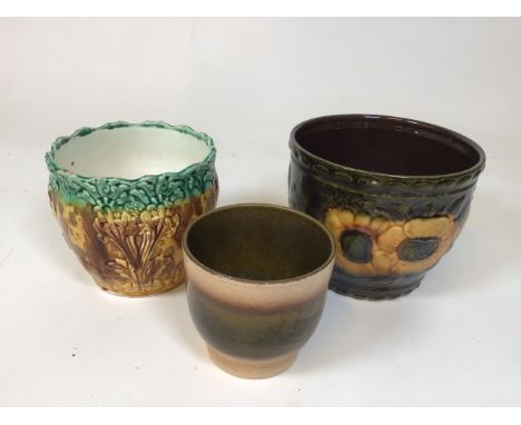3 small ceramic planters. Fair to good condition. W:20.5cm x D:20.5cm x H:17cm