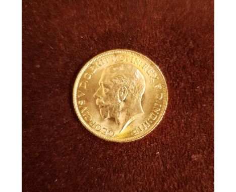 Very fine condition 1915 George V full Sovereign struck in 22ct gold at a weight of 7.9881g. Minted in London, with the Bertr