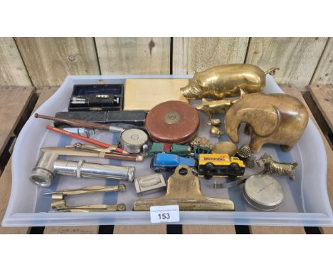 Tray of collectables; Brass graduating pig models, Made in Kenya soapstone elephant sculpture, Cut throat razor and various o