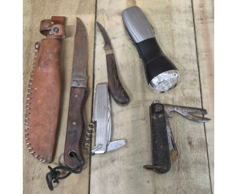 A Selection of pocket knives and hunting knife; Erling Vangebal Denmark hunting knife, Military 1945 pocket knife and other i
