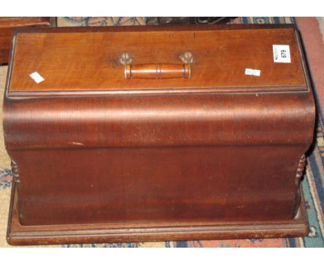 Vintage sewing machine in fitted case. (no key)