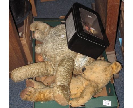 Tray of assorted vintage and other threadbare straw-filled teddy bears together with plastic dolls, fan etc.