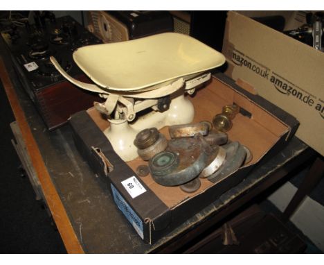 The Queen Weylux scales and weights.