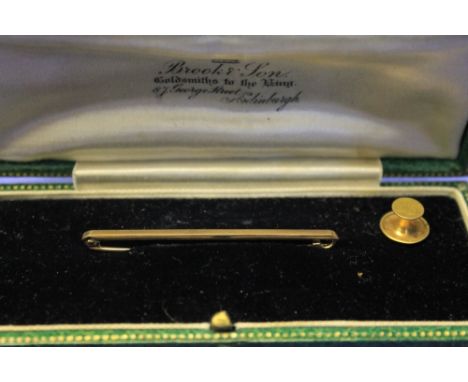 9ct gold tie pin and stud in box.