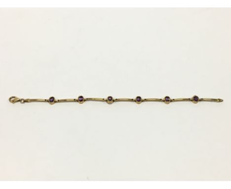 A 9 carat gold and amethyst bracelet.
(R6)