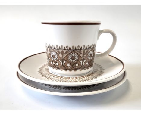 Noritake 9044 Century pattern dinner service. (70)