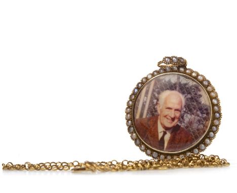 SEED PEARL SET PHOTOGRAPH PORTRAIT PENDANT, of circular form, with photograph apertures to obverse and reverse, each with a s