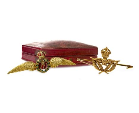 ENAMELLED RAF SWEETHEART BROOCH, the RAF emblem within a green enamel wreath beneath a red enamel crown, between outstretched