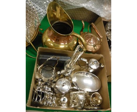 A box of assorted plated wares to include oil lamp, oval biscuit box, toast rack, a pair of three piece cruet sets, etc., tog