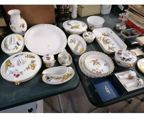 A LARGE COLLECTION OF ROYAL WORCESTER EVESHAM PATTERN ITEMS, LIDDED TUREEN, GRAVY BOAT AND STAND ETC 