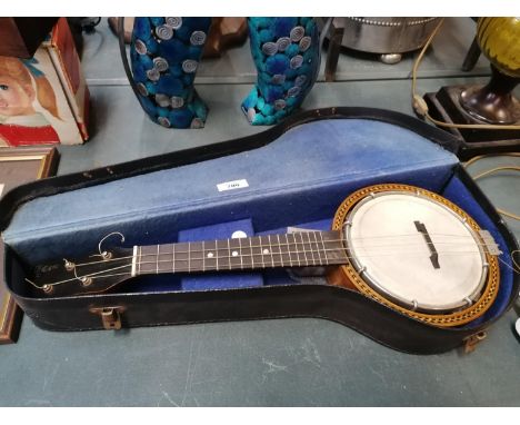 A VINTAGE CASED MINIATURE BANJO/UKELE WITH INLAID DESIGN 