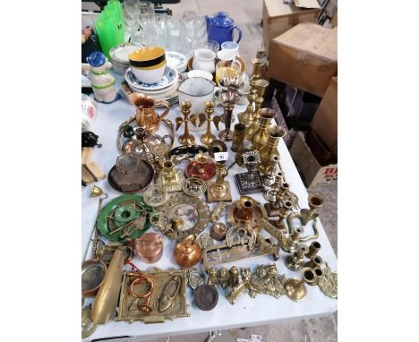 A LARGE COLLECTION OF VINTAGE ITEMS - BRASS, SILVER PLATED CANDLESTICK ETC 