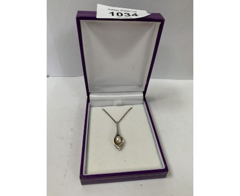 A BOXED SILVER NECKLACE WITH PEARL PENDANT 