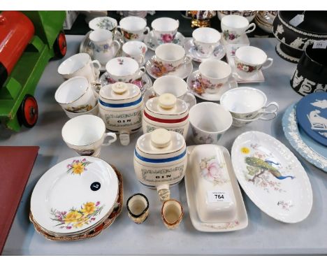 A MIXED CERAMICS LOT, BONE CHINA CUPS AND SAUCERS, GIN SMALL DECANTERS ETC 