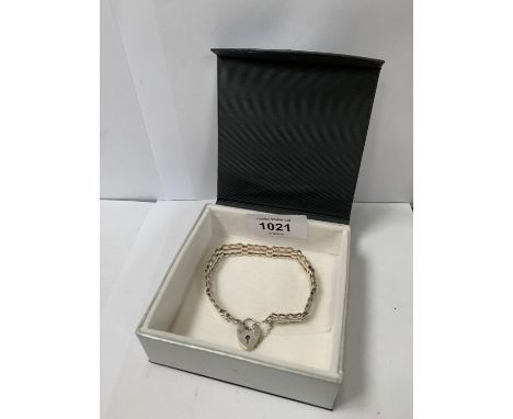 A SILVER CHAIN BRACELET WITH LOCKET DESIGN 